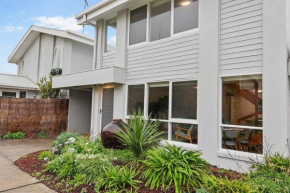 Seaside on The Parade- Sleeps 4, 2 bathroom, aircon, walk to shops! 11am check out, Ocean Grove